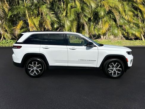 Used 2025 Jeep Grand Cherokee Limited AWD/4WD image 4