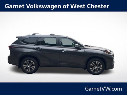 Used 2024 Toyota Highlander XLE AWD/4WD image 6