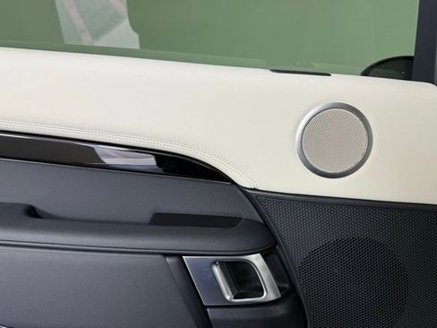 Certified 2025 Land Rover Discovery S image 30