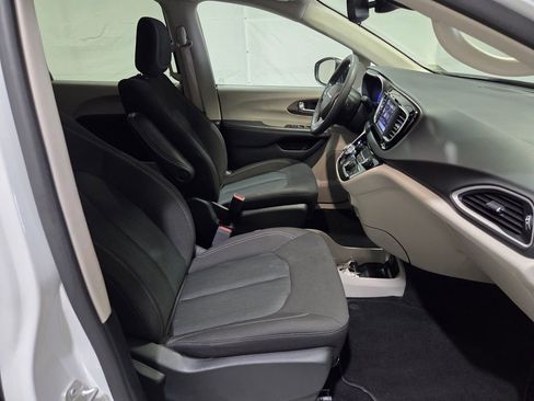 Used 2023 Chrysler Voyager LX image 18
