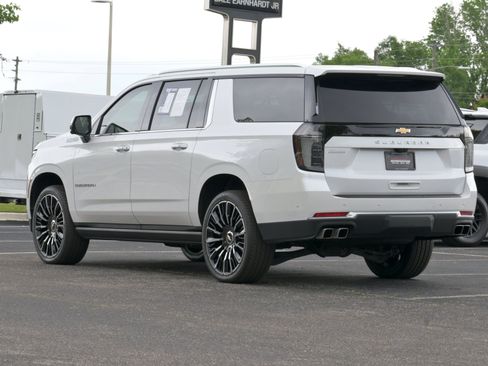 Used 2025 Chevrolet Suburban High Country AWD/4WD image 3