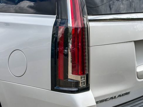 Used 2019 Cadillac Escalade Premium Luxury AWD/4WD image 3