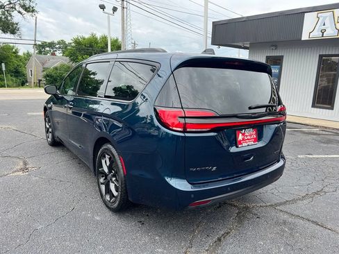 Used 2025 Chrysler Pacifica Limited FWD image 7