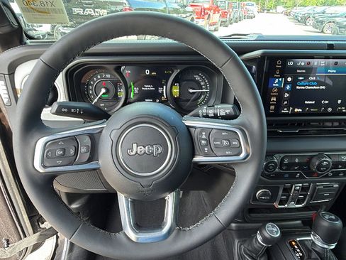 Used 2025 Jeep Wrangler Unlimited Sahara w/ Safety Group AWD/4WD image 26