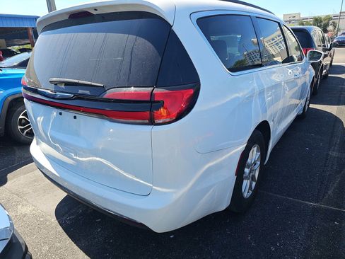 Used 2022 Chrysler Pacifica Touring-L FWD image 4