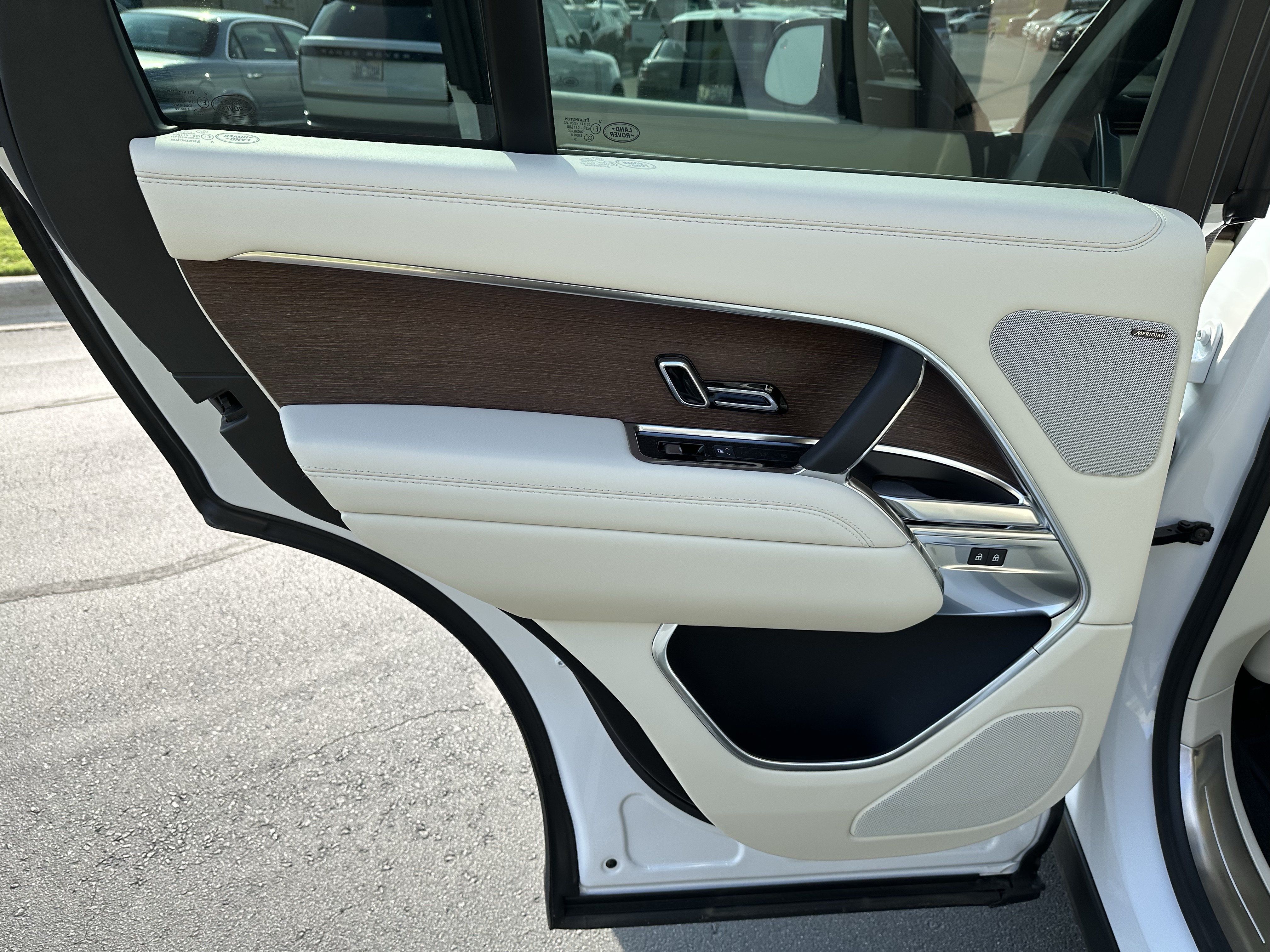 Certified 2025 Land Rover Range Rover SE AWD/4WD image 23