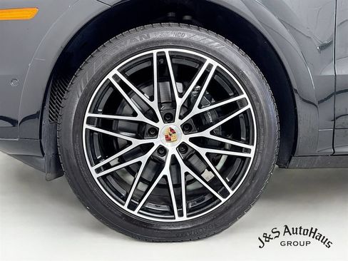 Used 2025 Porsche Cayenne Coupe AWD/4WD image 39