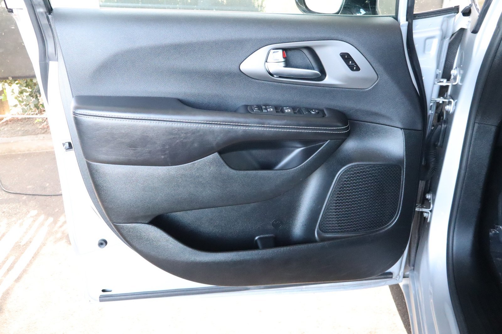 Used 2026 Chrysler Pacifica Select FWD image 18