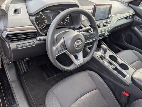 Used 2025 Nissan Altima 2.5 SV FWD image 10