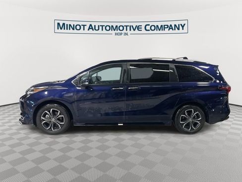Used 2025 Toyota Sienna Platinum AWD/4WD image 5