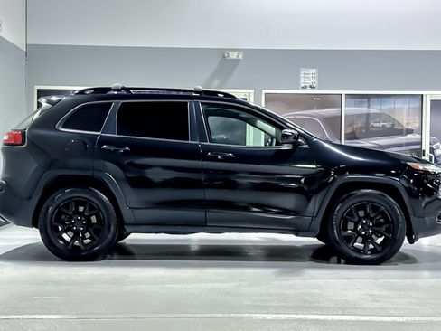 Used 2016 Jeep Cherokee Latitude w/ Cold Weather Group AWD/4WD image 8