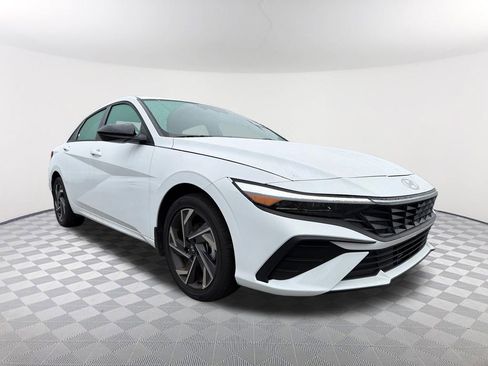 Used 2025 Hyundai Elantra SEL FWD image 3