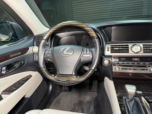 Used 2013 Lexus LS 460 AWD w/ Comfort Pkg image 13