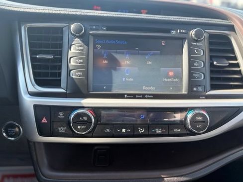 Used 2019 Toyota Highlander XLE AWD/4WD image 18