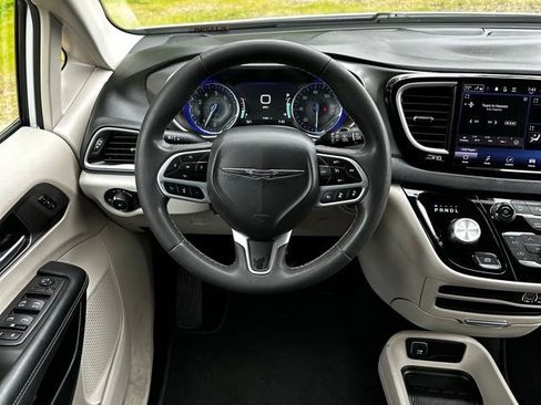 Used 2023 Chrysler Pacifica Touring-L FWD image 25