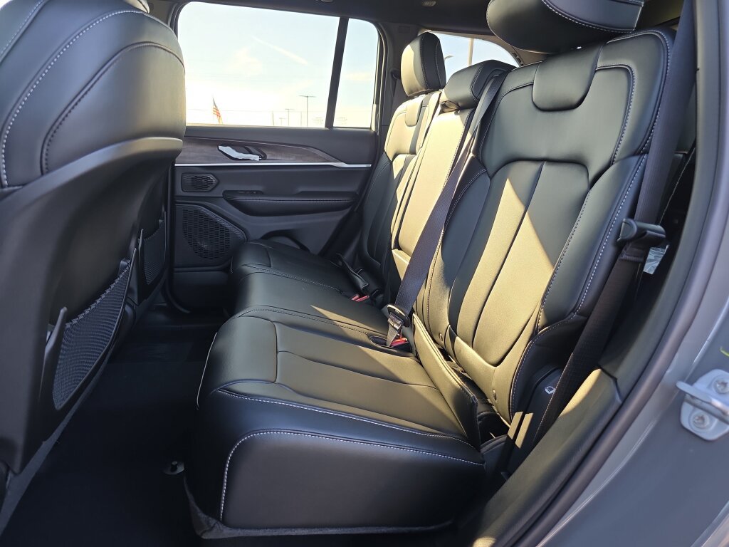 New 2027 Jeep Grand Cherokee Limited RWD image 6