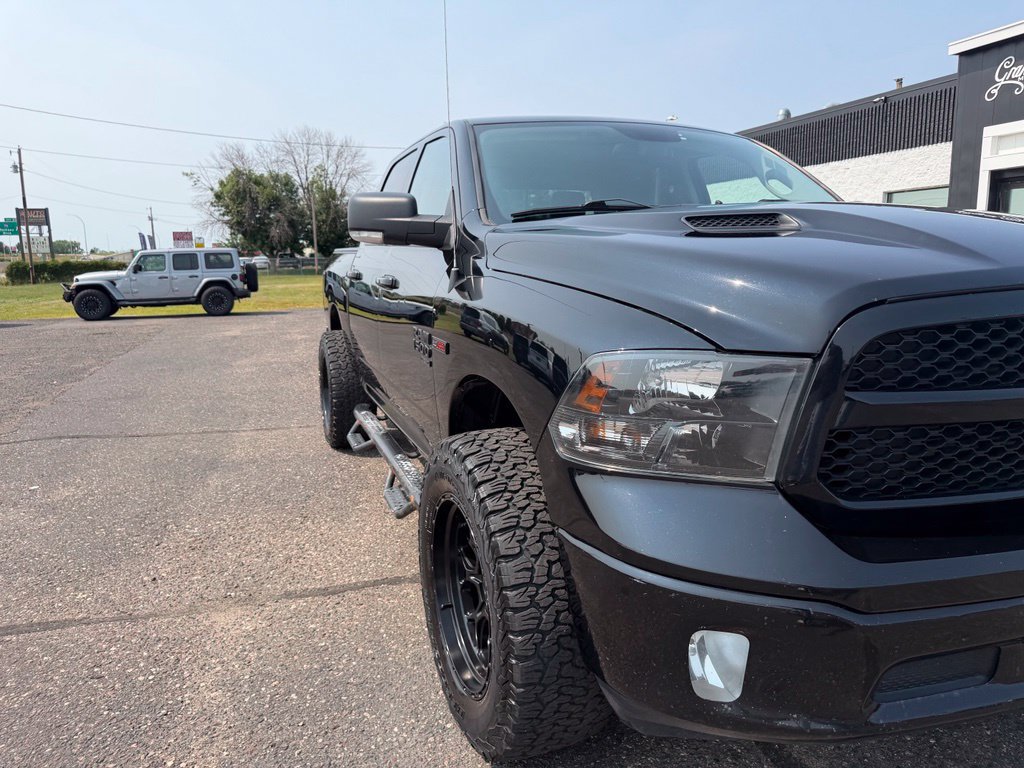 Used 2019 RAM 1500 Classic SLT w/ Black Appearance Group AWD/4WD image 15