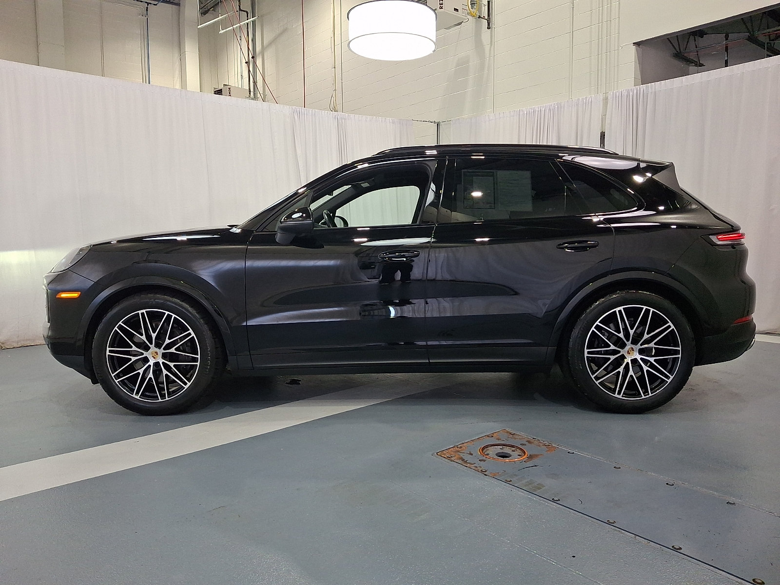 Used 2024 Porsche Cayenne AWD/4WD image 7