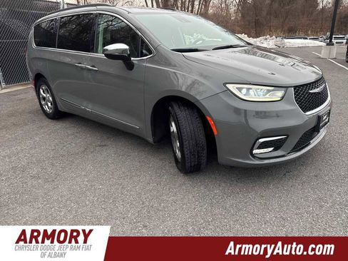 Used 2023 Chrysler Pacifica Limited image 3