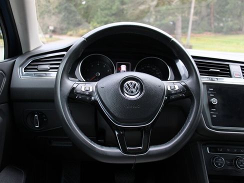 Used 2020 Volkswagen Tiguan SE w/ Panoramic Sunroof Package image 20