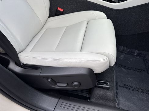 Used 2025 Volvo XC40 B5 Plus w/ Protection Package Premier image 26