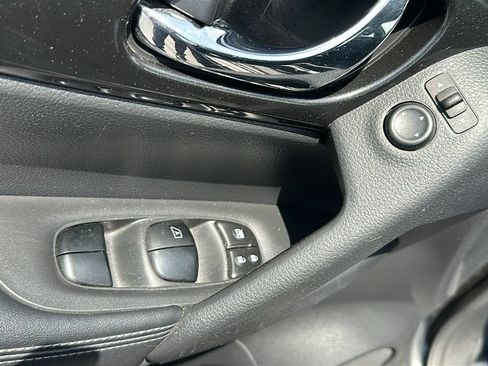 Used 2018 Nissan Rogue S AWD/4WD image 12