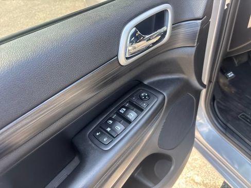 Used 2019 Jeep Grand Cherokee Altitude AWD/4WD image 14