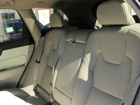 Used 2023 Volvo XC60 B5 Core w/ Protection Package Premier image 18