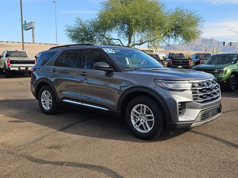 Used 2025 Ford Explorer Active w/ Active Comfort Package image 3