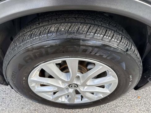 Used 2017 Nissan Rogue SV image 12