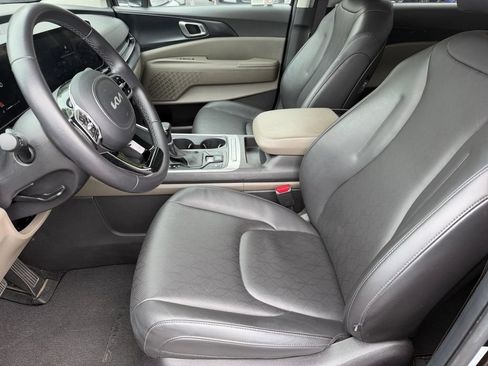 Used 2025 Kia Carnival FWD image 10