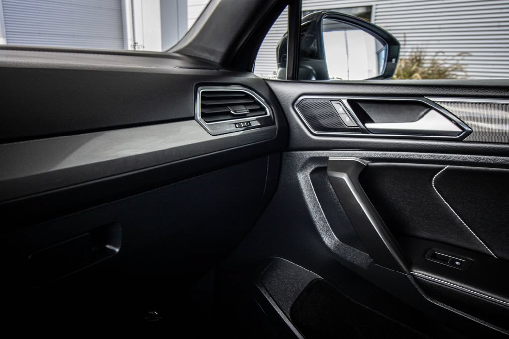 Certified 2024 Volkswagen Tiguan SE R-Line FWD image 31
