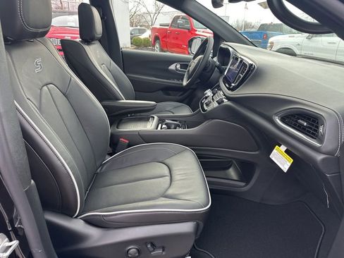 New 2026 Chrysler Pacifica Limited w/ Uconnect Theater Family Group image 59