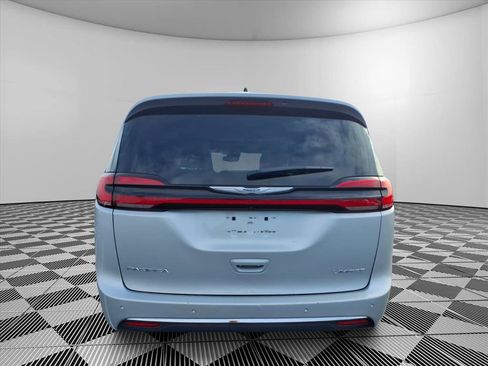 Used 2024 Chrysler Pacifica Limited image 7
