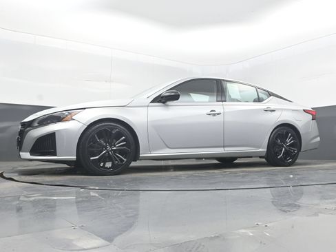 Used 2024 Nissan Altima 2.5 SR FWD image 24