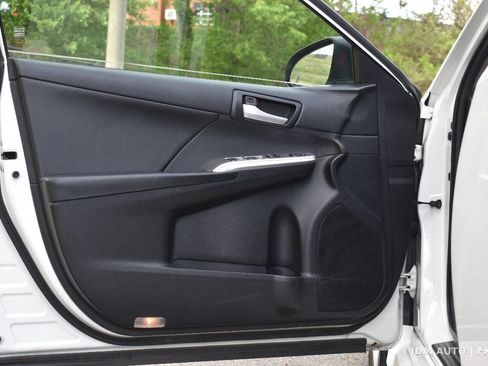 Used 2014 Toyota Camry SE w/ Moonroof Package image 8