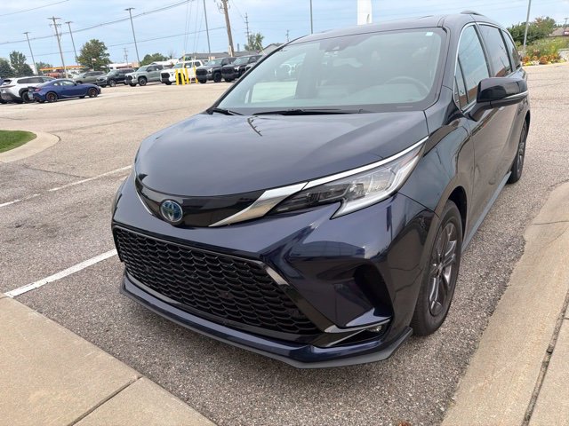 Used 2024 Toyota Sienna XSE w/ XSE Premium Package AWD/4WD image 4