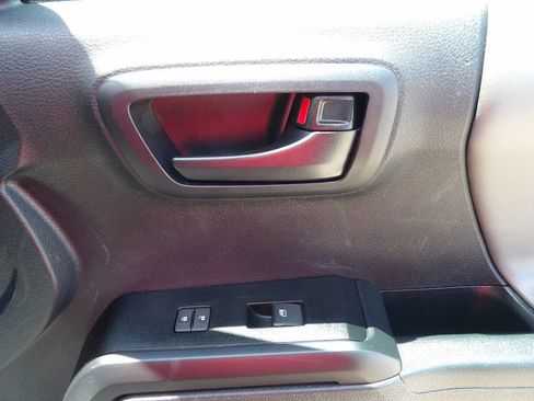 Used 2020 Toyota Tacoma SR image 34