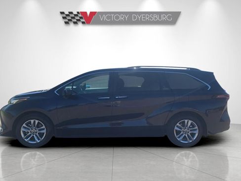 Used 2023 Toyota Sienna XLE image 5