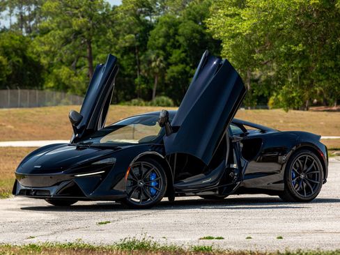 Used 2023 McLaren Artura image 7