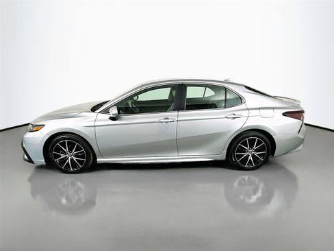 Used 2024 Toyota Camry SE image 4