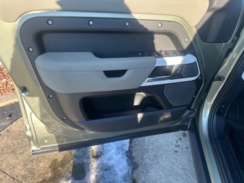 Used 2020 Land Rover Defender 110 SE image 18