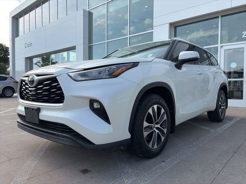 Used 2020 Toyota Highlander XLE AWD/4WD image 3