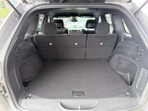 Used 2017 Jeep Grand Cherokee Laredo image 12