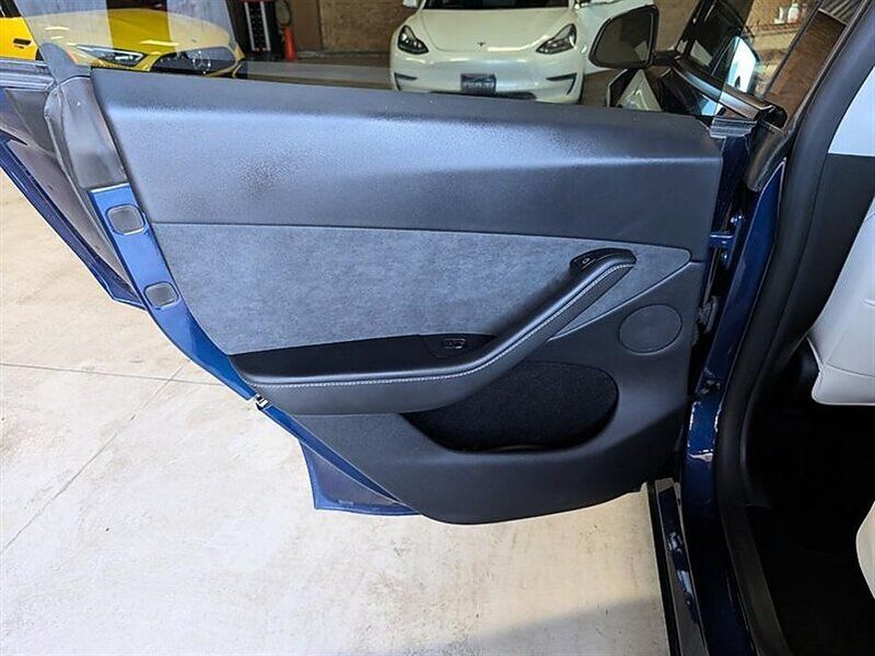 Used 2023 Tesla Model Y Long Range AWD/4WD image 23