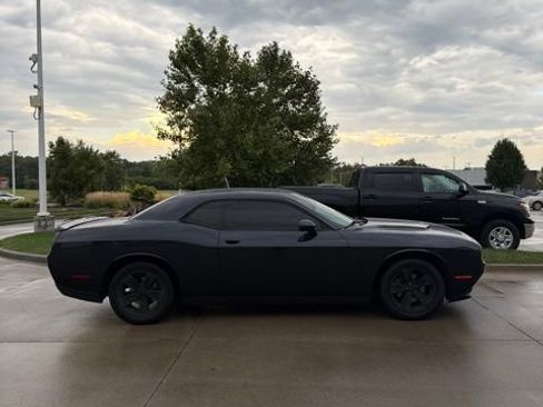 Used 2019 Dodge Challenger SXT RWD image 2