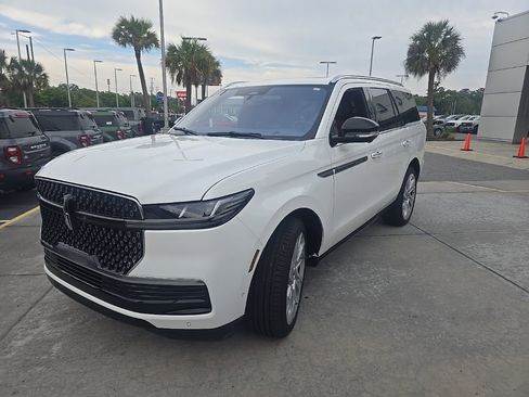 Used 2025 Lincoln Navigator Reserve AWD/4WD image 4