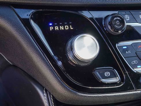 Used 2025 Chrysler Pacifica Limited FWD image 18