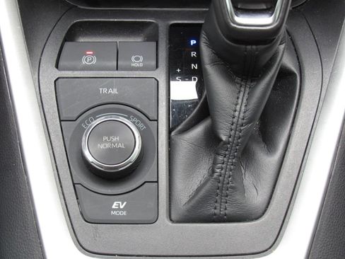 Used 2021 Toyota RAV4 XLE Premium AWD/4WD image 31