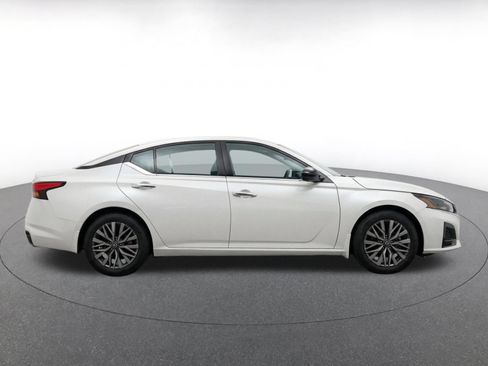 Used 2025 Nissan Altima 2.5 SV FWD image 10